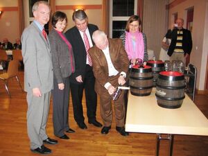 Franz Schmid macht ein Fass auf. Es assistieren: Roland Mair, Gabi Fograscher, Harald Güller und Dr. Simone Strohmayr