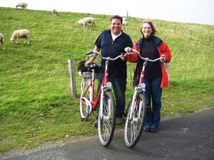 Liebe Freunde! Herzliche Grüße nach der erfolgreichen Inselumrundung senden euch vom Utersumer Deich Herbert und Gisela