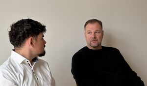 Markus Pfeffinger (r.), Geschäftsführer des Bunten Kreises, im Gespräch mit SPD-Ortsvereinsvorsitzendem Jan Dengel
