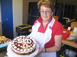 Christel Offenbartl präsentiert die attraktivste Torte, die von Stadträtin Bärbel Schubert gebacken wurde