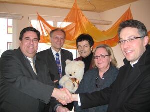 Herbert Woerlein, Dieter Häckl, Dr. Ludwig Fink, KiTa-Leiterin Angelika Hafner und Pfarrer Konrad Huber