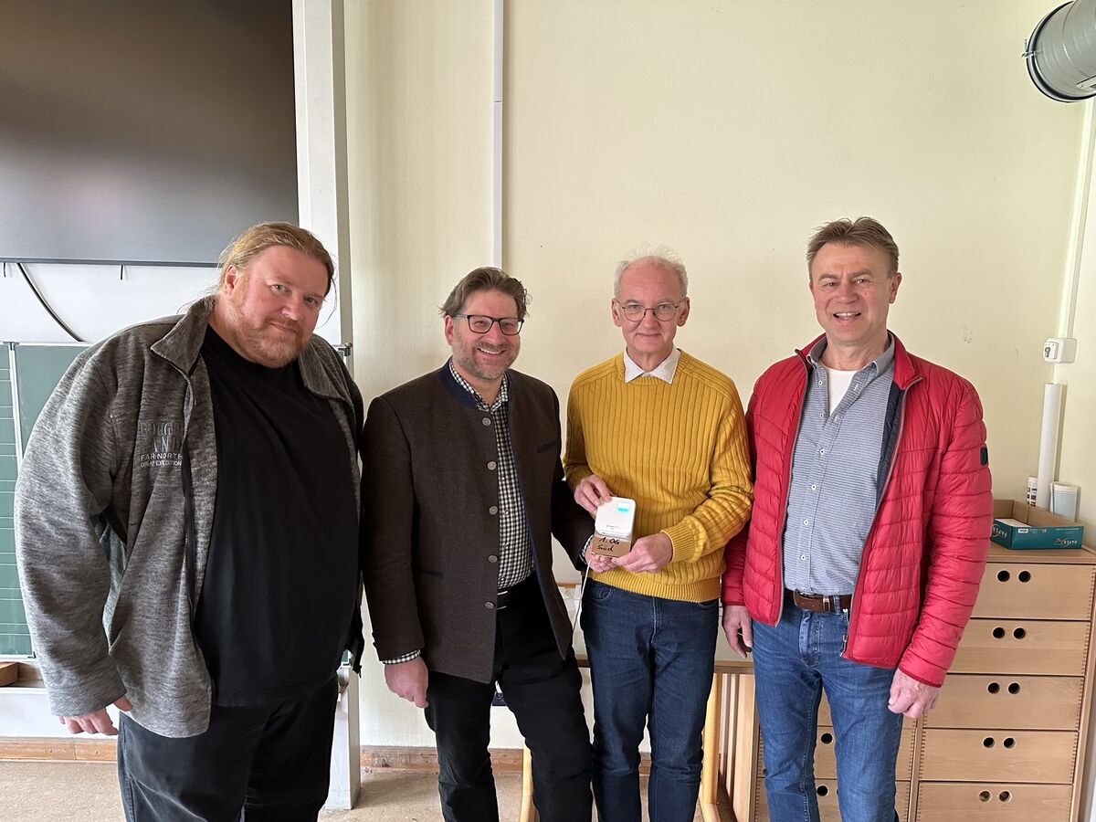 spürbar bessere Luft wird mit dem CO-2 Messgerät festgestellt. Von l.n.r. Dr. Patrick Starke, Matthias Künzel (stv. Fraktionsvorsitzender), Roland Mair (Fraktionsvorsitzender) und Jürgen Brendel (Schulleiter)