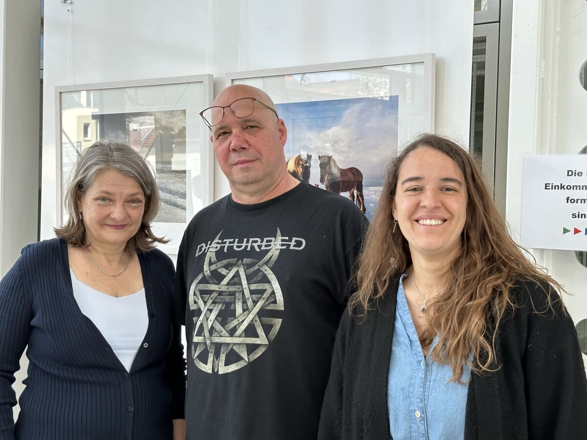 Christiane Kunder, Dieter Fromm und Heike Heubach strahlen angesichts der tollen Ausstellung
